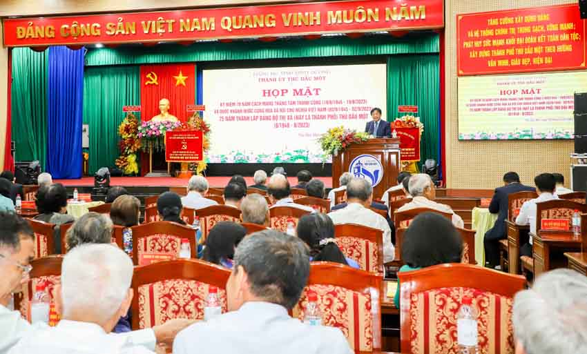 4; Ông Nguyễn Hoàng Thao phát biểu tại buổi họp mặt